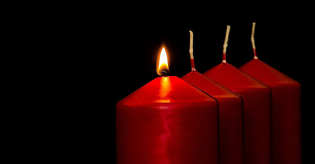 Erste Kerze im Advent brennt.