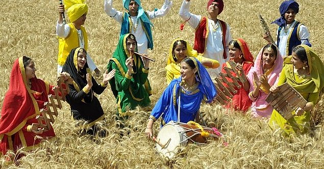 Schüler feiern Baisakhi Festival auf Feld in Patiala