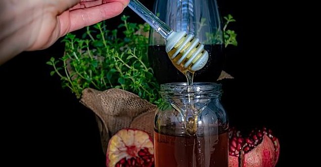 Speisen zum Jüdischen Neujahr: Granatapfel und Honig