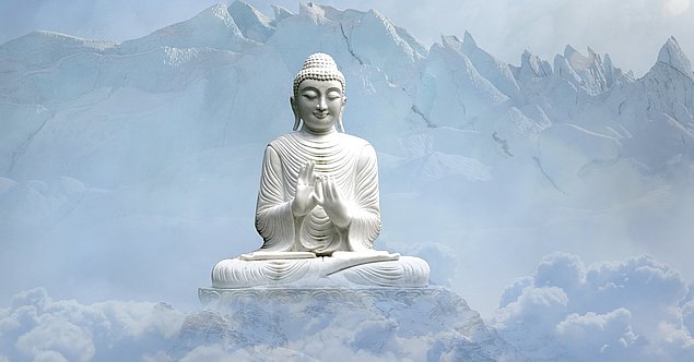 Buddha Skulptur im Schnee