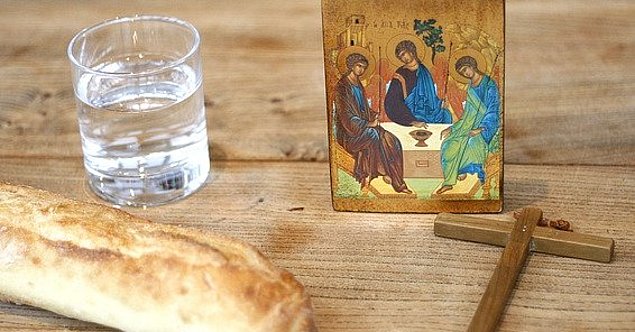 Symbolfoto zur Großen Fastenzeit mit Kreuz, Ikone, Brot, Wasser