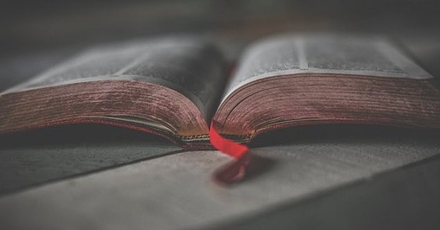 Buch auf dem Tisch