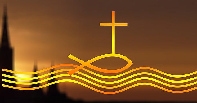 Symbole Fisch und Kreuz, im Hintergrund Kirche im Sonnenuntergang