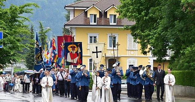 Fronleichnam-Prozession mit Fahnen 