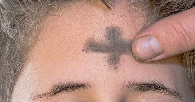 Kreuzzeichen auf Stirn zu Aschermittwoch