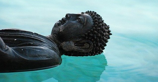 Buddha Statue im Wasser