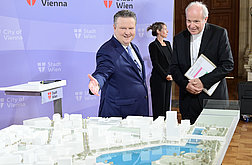 Modell Campus der Religionen mit Kardinal Schönborn und Bgm. Ludwig