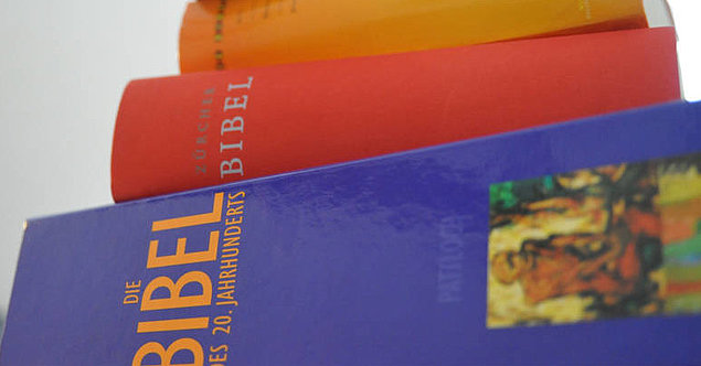 Bücherstapel aus Bibeln