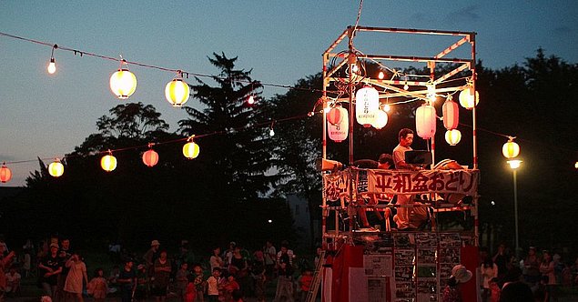 Buddhistisches Tanzfestival bei Nacht, Beleuchtung mit Lampions