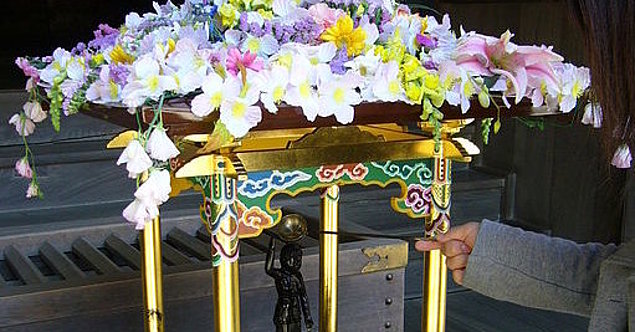 Hana-matsuri (Blumenfest) am Geburtstag des Buddha in Kanpuku-ji in Katori City, Japan